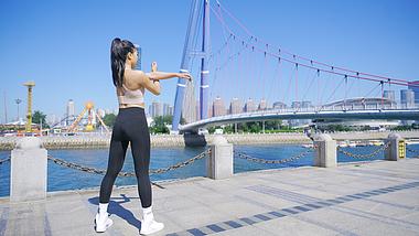4K年轻美女晨练锻炼前热身拉伸运动背影视频的预览图