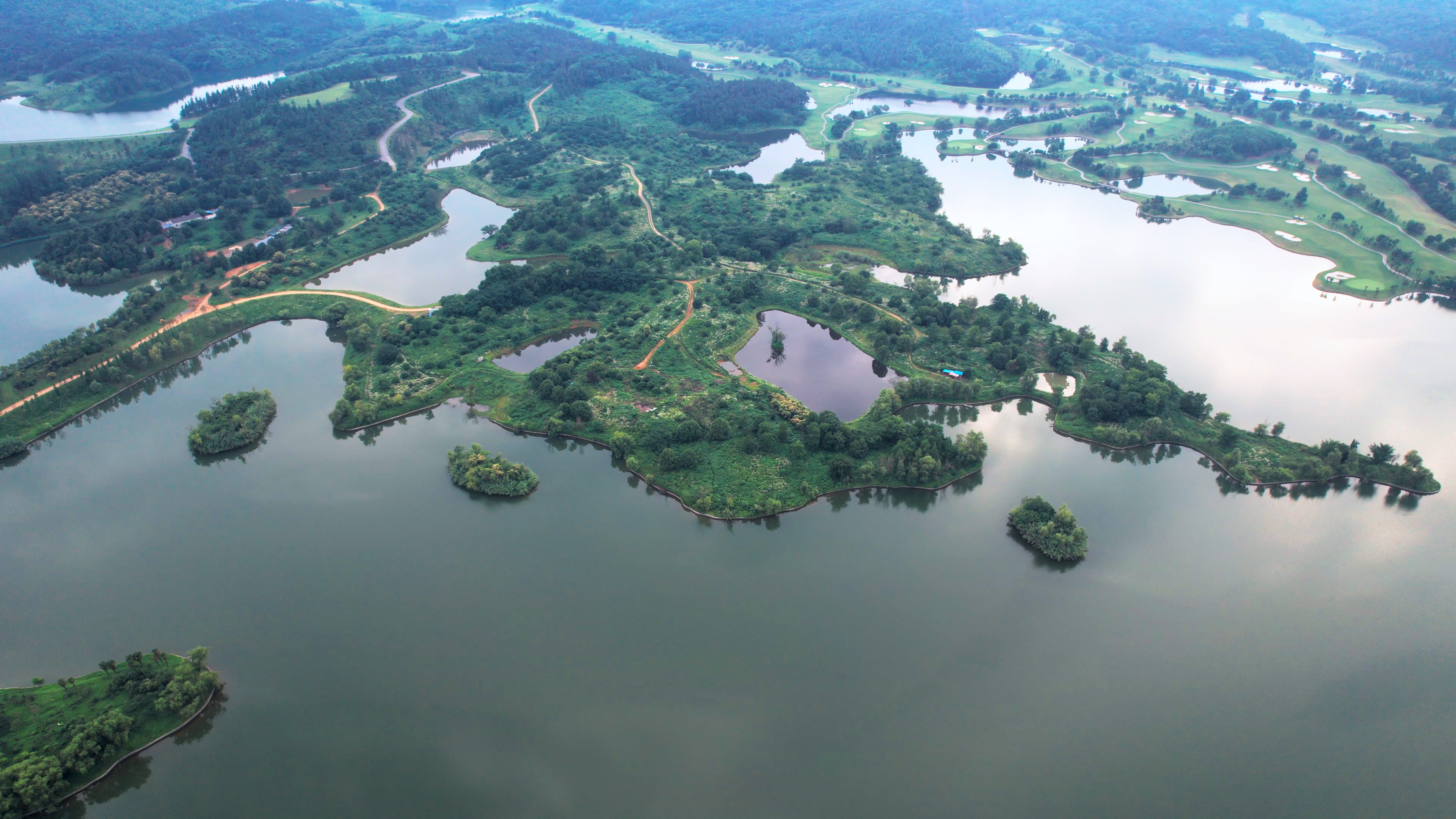 4K航拍银杏湖风景区祖国山河河山视频的预览图