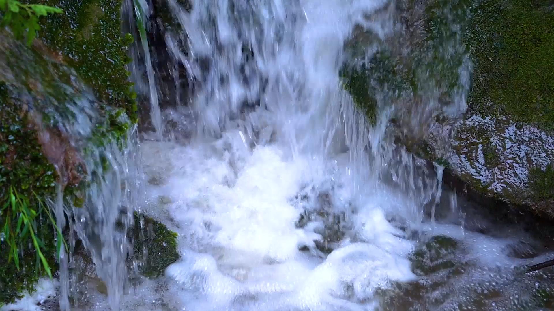 4k实拍溪流河流流水溪流风光自然山水风景视频的预览图