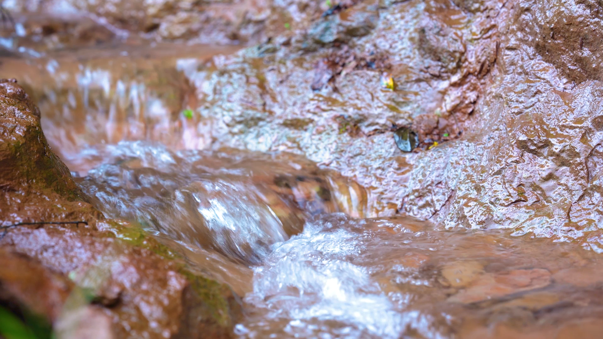 4k实拍山间小溪水流溪流流水风光自然山水风景视频的预览图