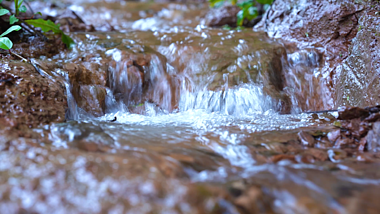 4k实拍山间溪流小溪流水风光自然山水风景视频的预览图