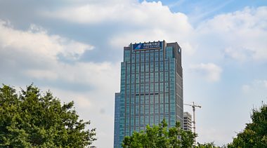 4k中国南方航空大楼商务楼建筑蓝天白云延时摄影视频的预览图
