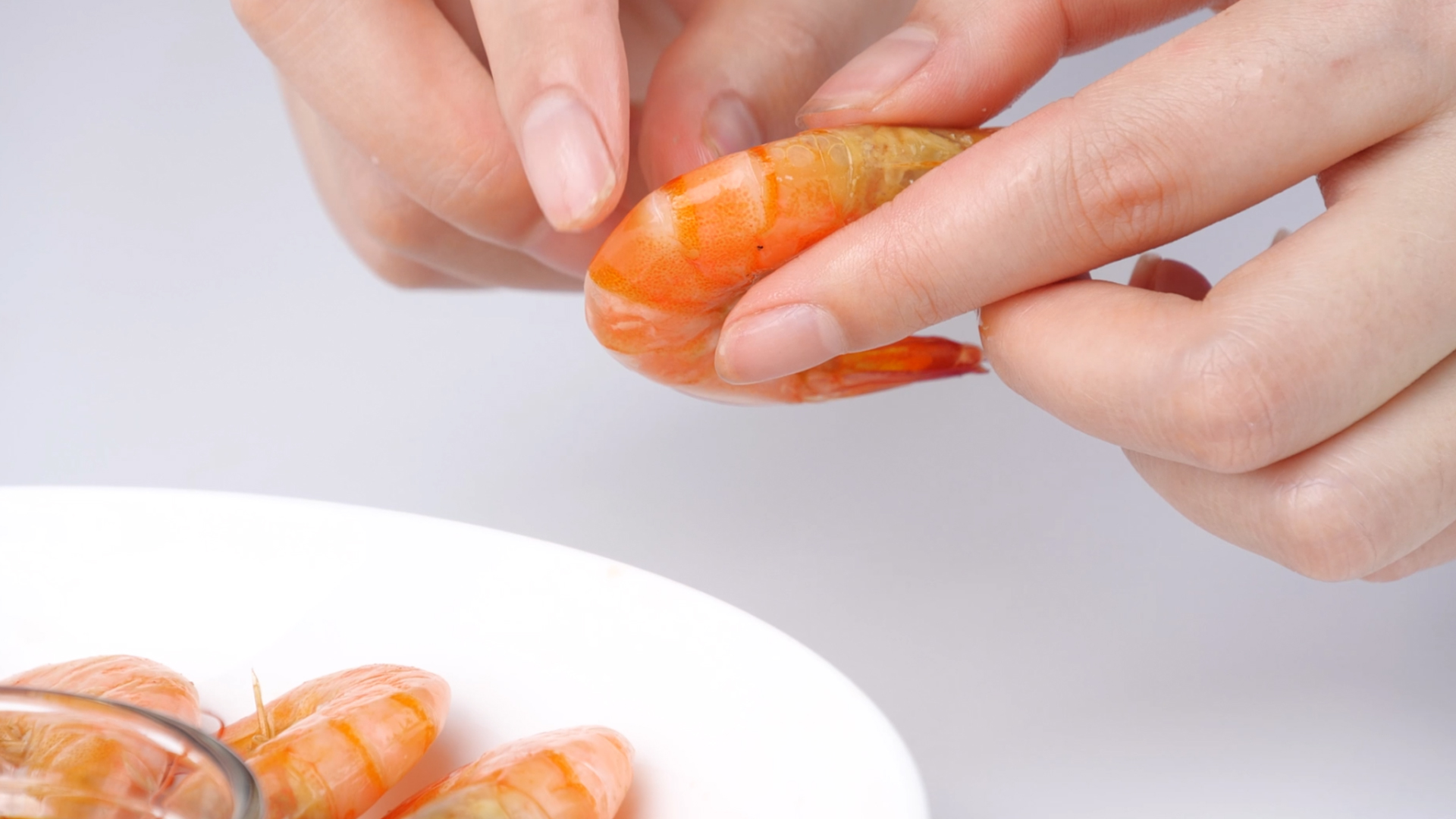 4k基围虾剥虾海鲜大虾蘸醋蘸调味料视频的预览图