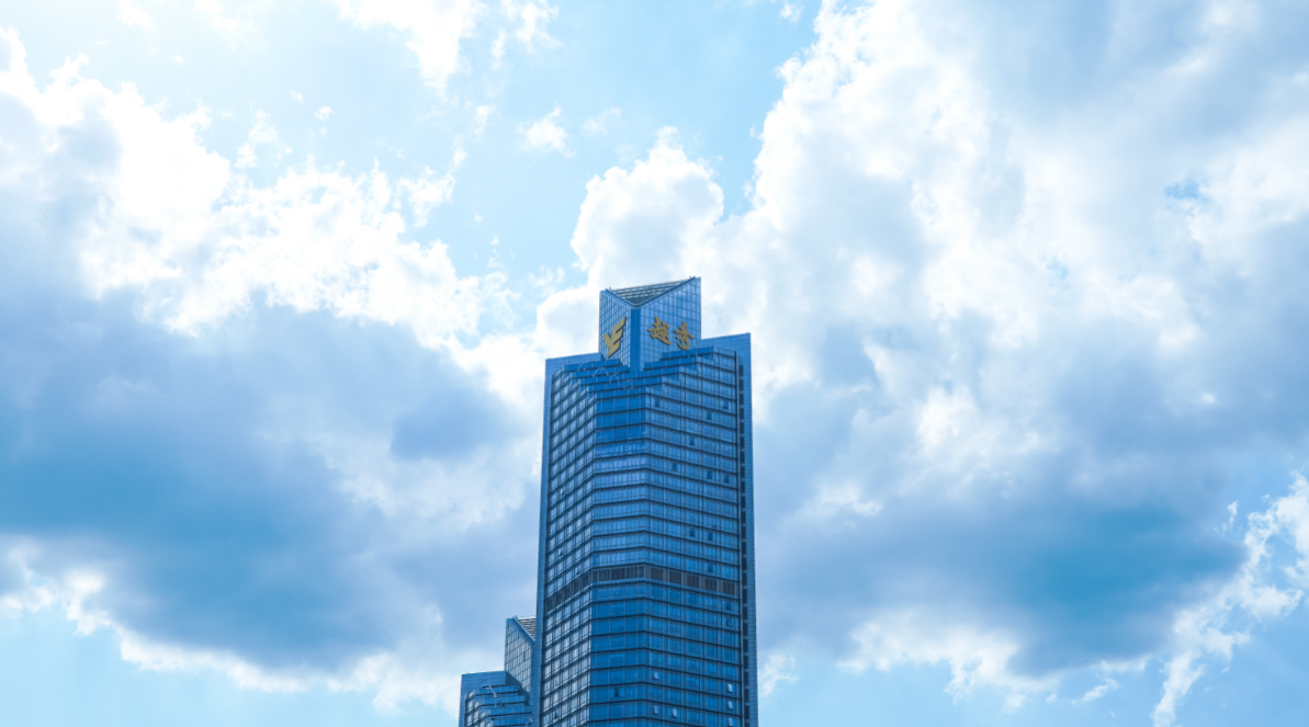 4k广州越秀地产办公大厦蓝天白云天空延时摄影拍摄视频的预览图