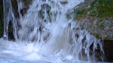 4k实拍山间溪流水流河流风光自然山水风景视频的预览图