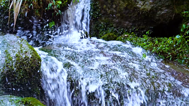 4k实拍山间流水河流溪流风光自然山水风景视频的预览图