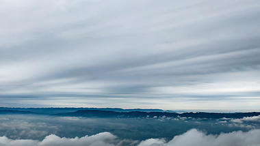 4K大气自然山间云海翻腾延时视频的预览图