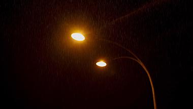 4K拍摄楼房路灯夜晚下雨夜雨意境空境视频的预览图