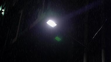 4K拍摄楼房路灯夜晚下雨晚上下雨意境视频的预览图