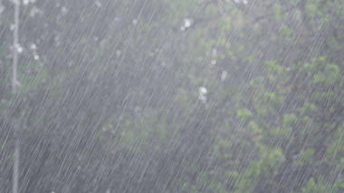 4k夏季大雨暴雨意境空镜视频的预览图