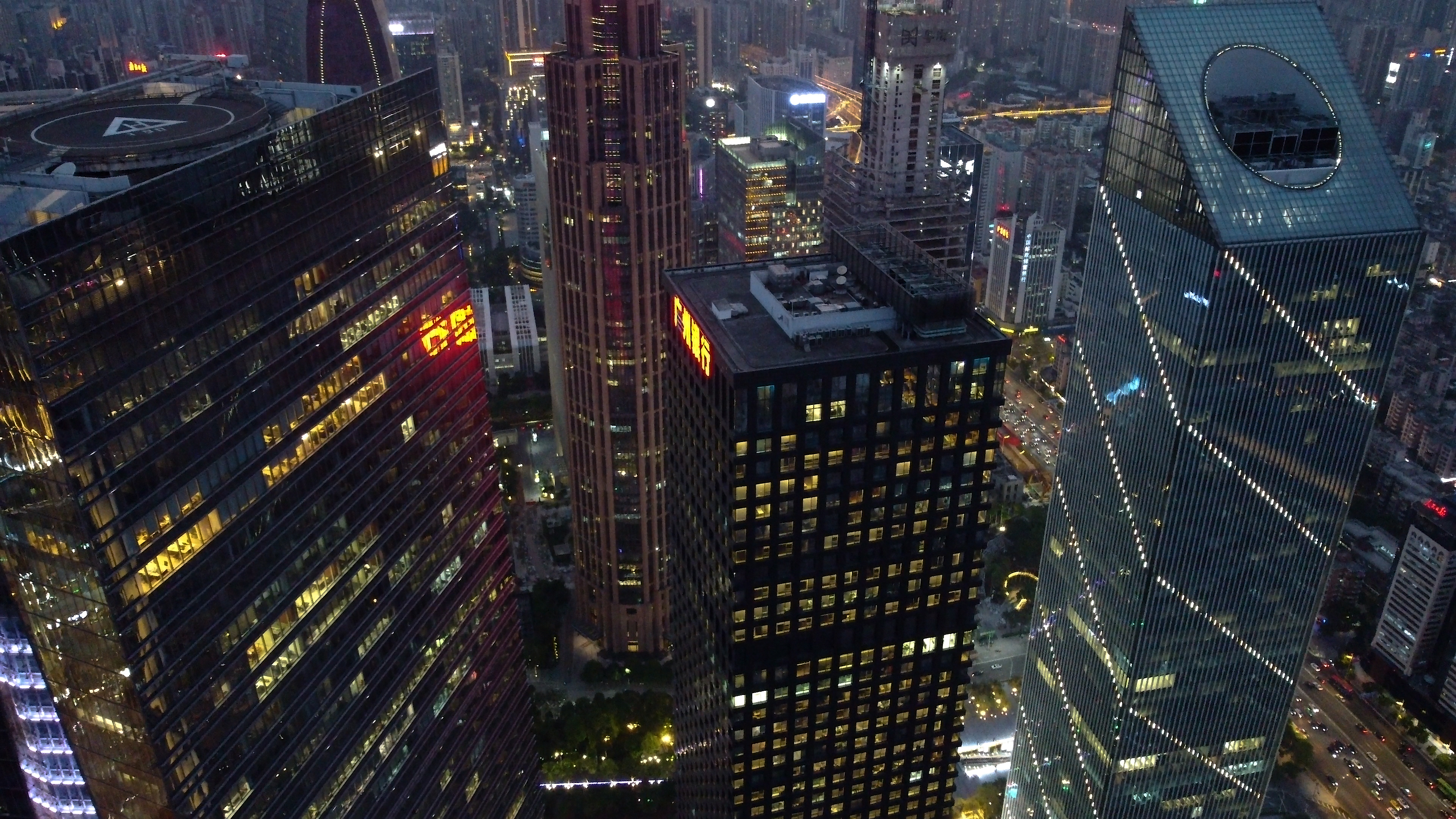 4k航拍广州珠江新城cbd建筑大厦夜景商务楼写字楼视频的预览图