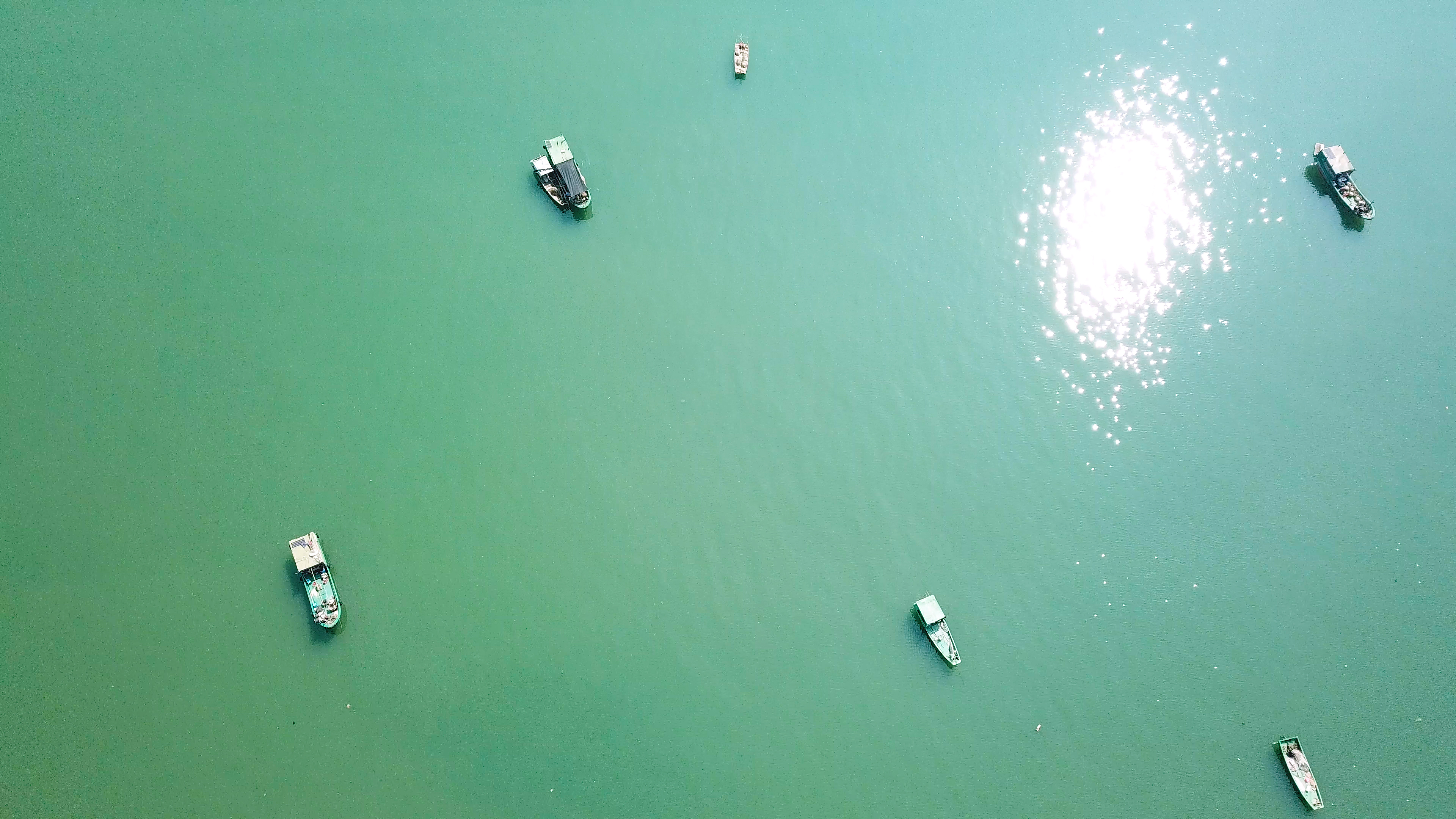4k大气航拍海上漂泊的渔船视频的预览图