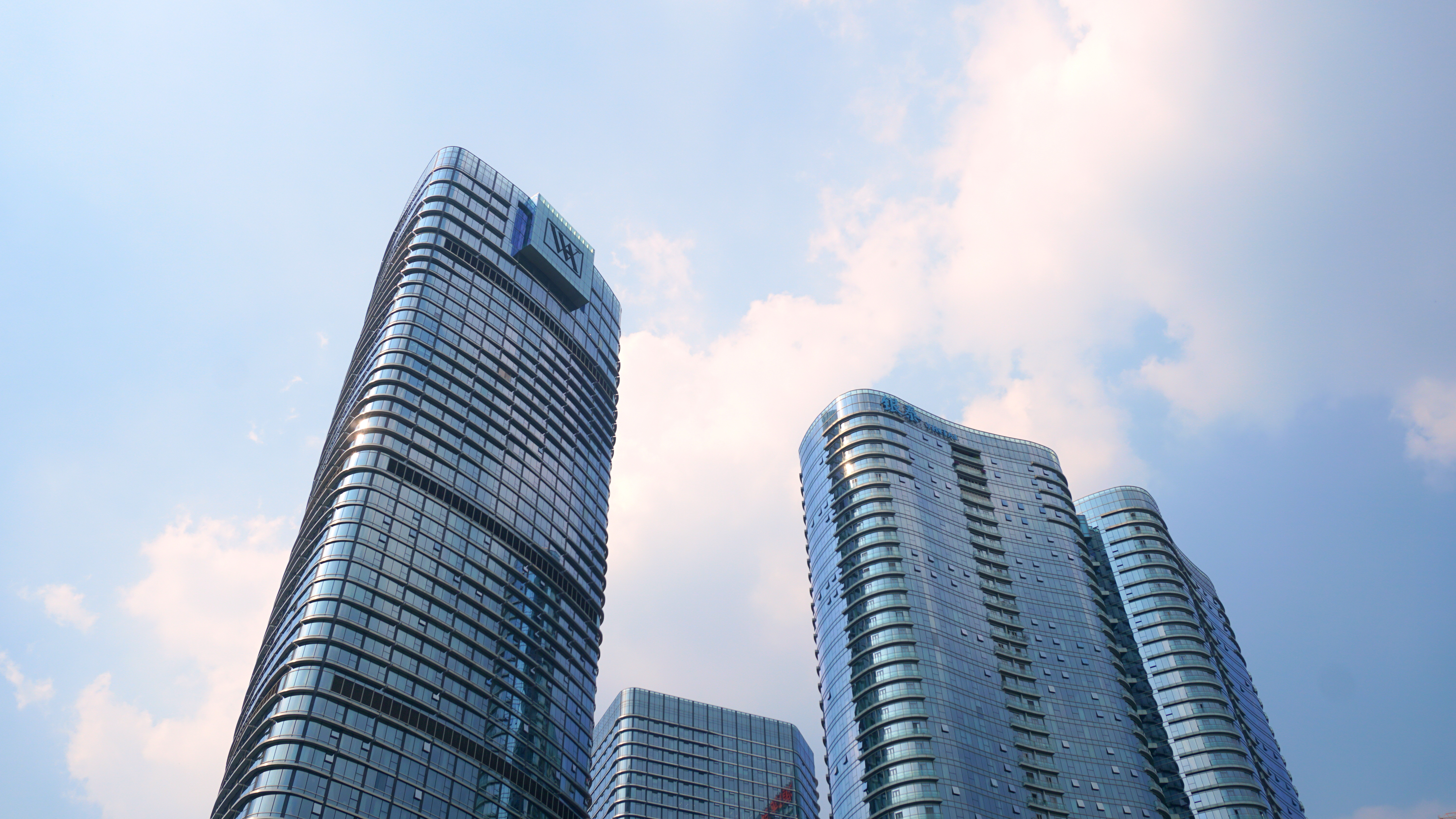 8K实拍大气CBD城市建筑蓝天白云延时摄影视频的预览图