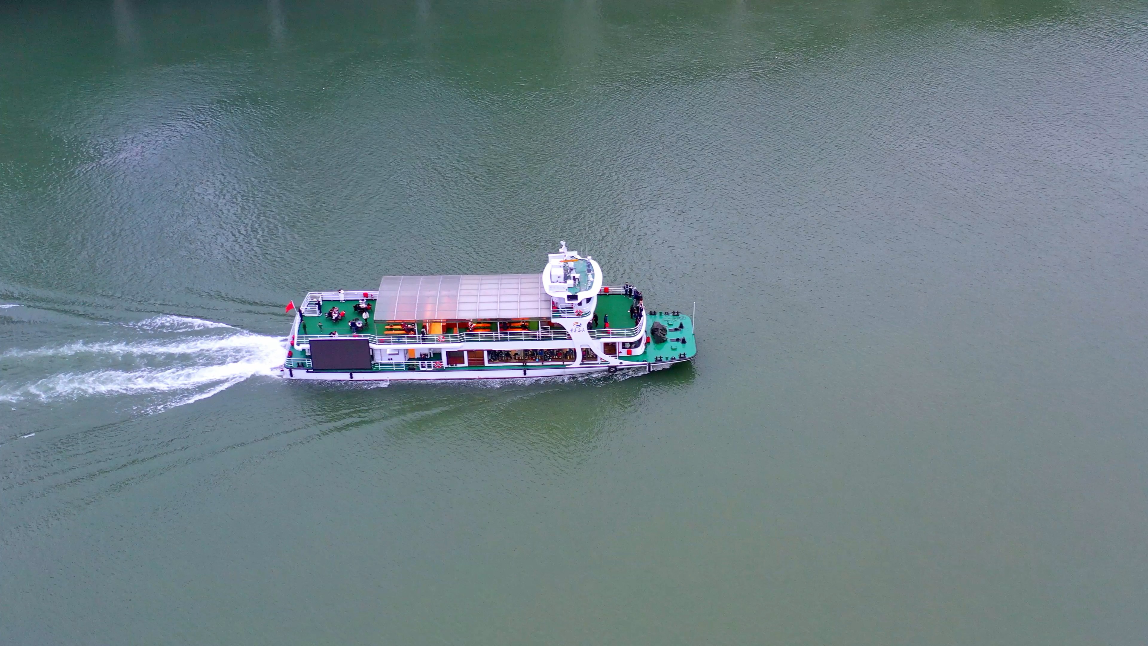 4K实拍长江里行驶的轮船红船视频的预览图