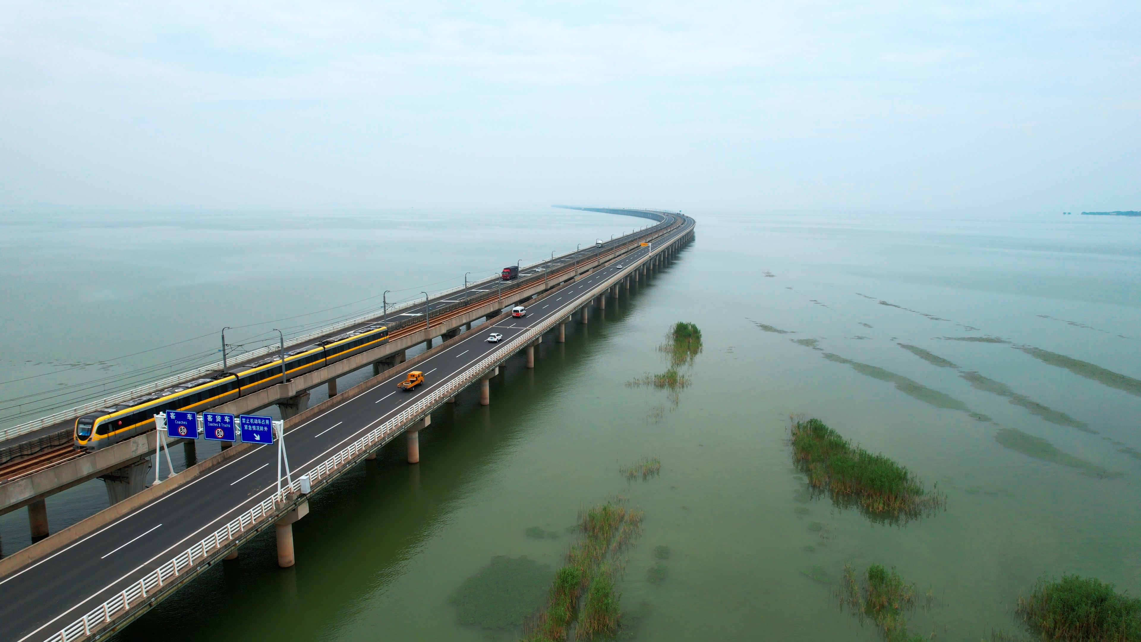 4k航拍南京溧水石臼湖特大桥地铁驶过视频的预览图