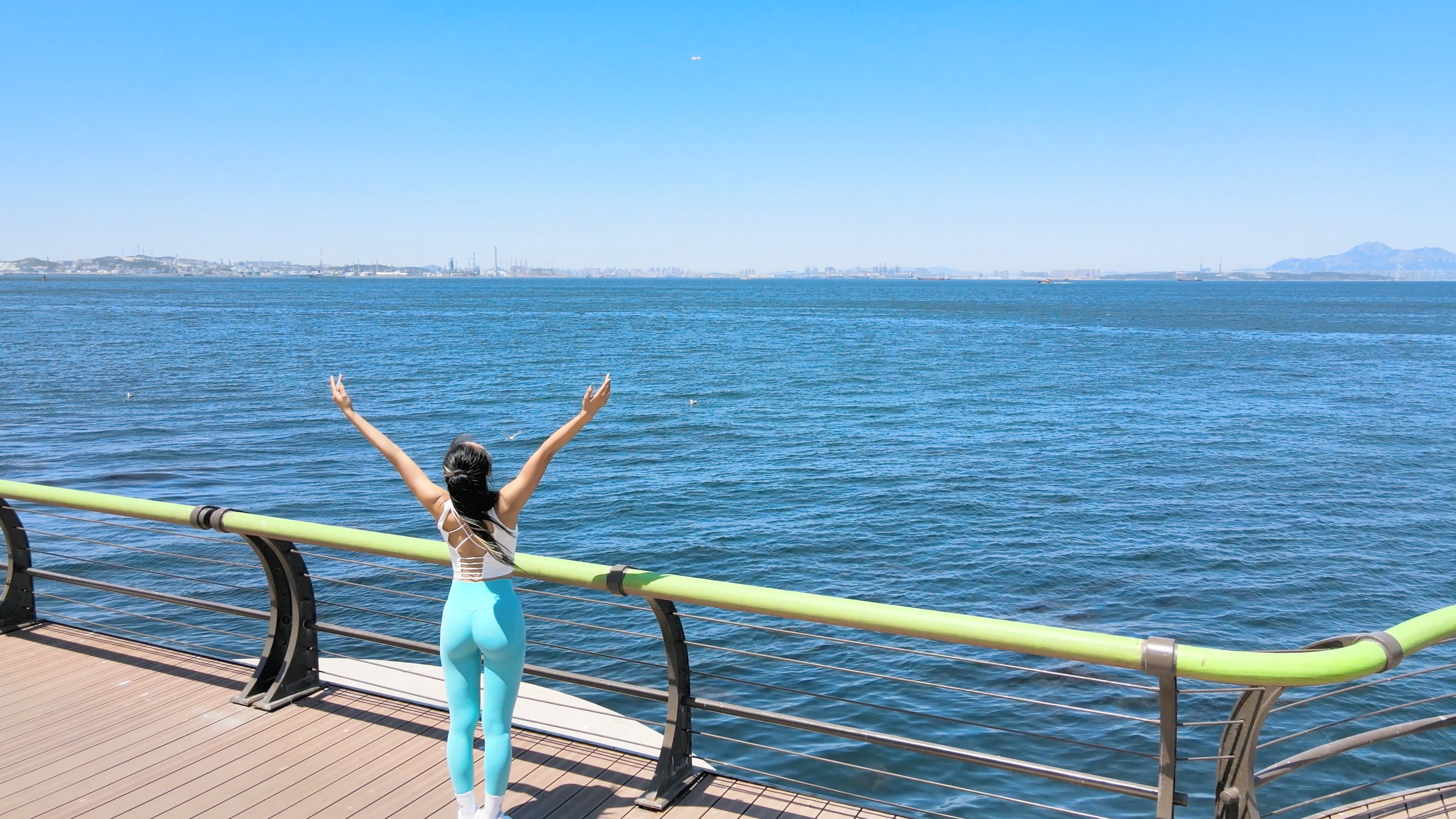 4K航拍运动健身少女拥抱大海积极向上阳光背影视频的预览图