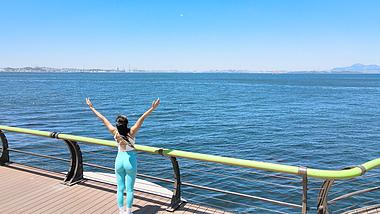 4K航拍运动健身少女拥抱大海积极向上阳光背影视频的预览图