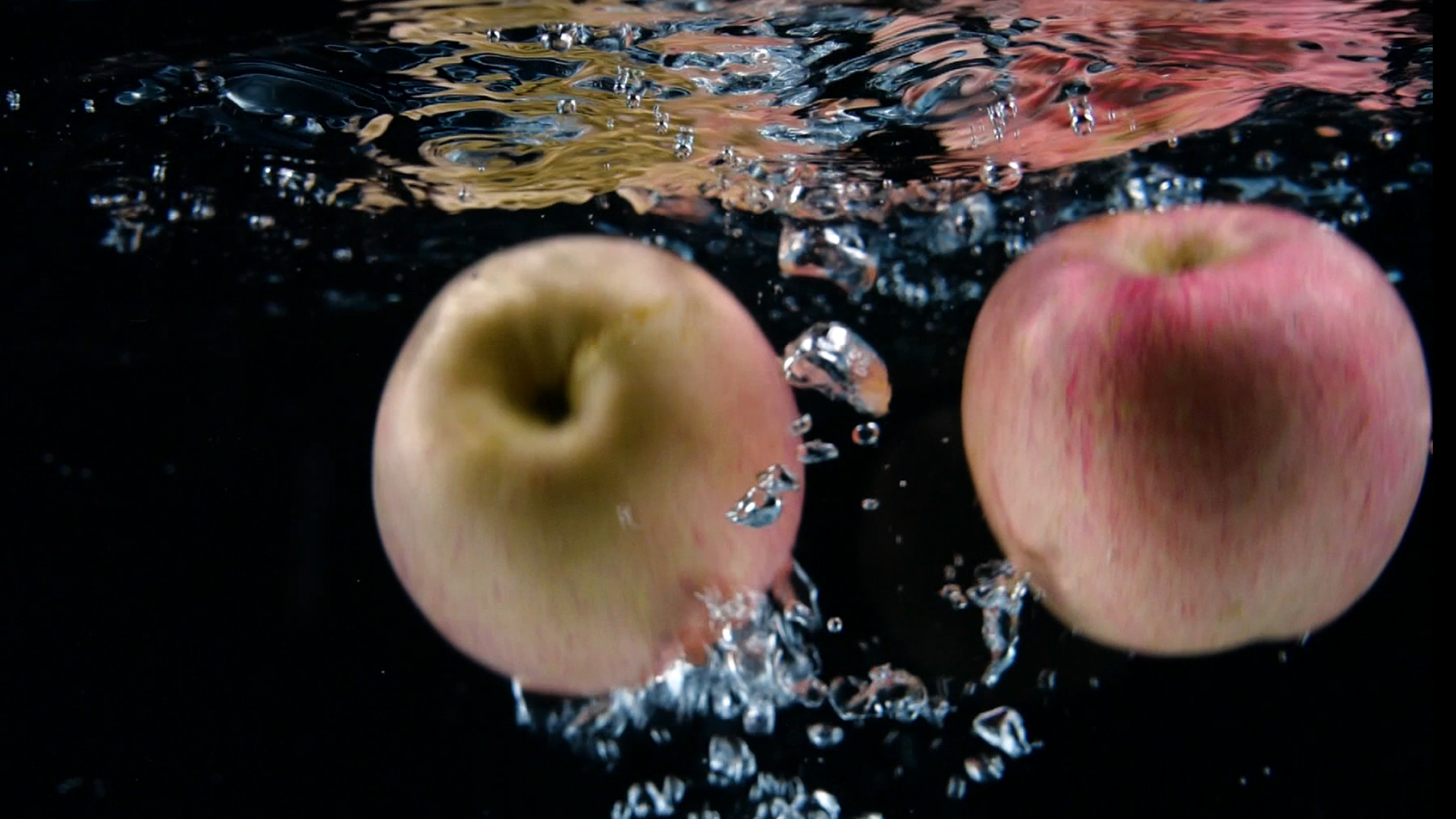 1080p升格苹果入水新鲜水果山东红富士视频的预览图