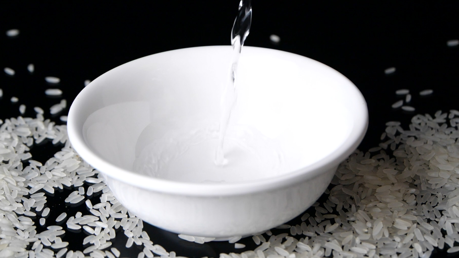 1080p升格白醋调味料调味品透明液体白酒视频的预览图
