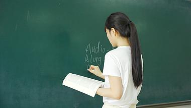 4k女同学黑板笔书写英文字美女女孩女生背影视频的预览图