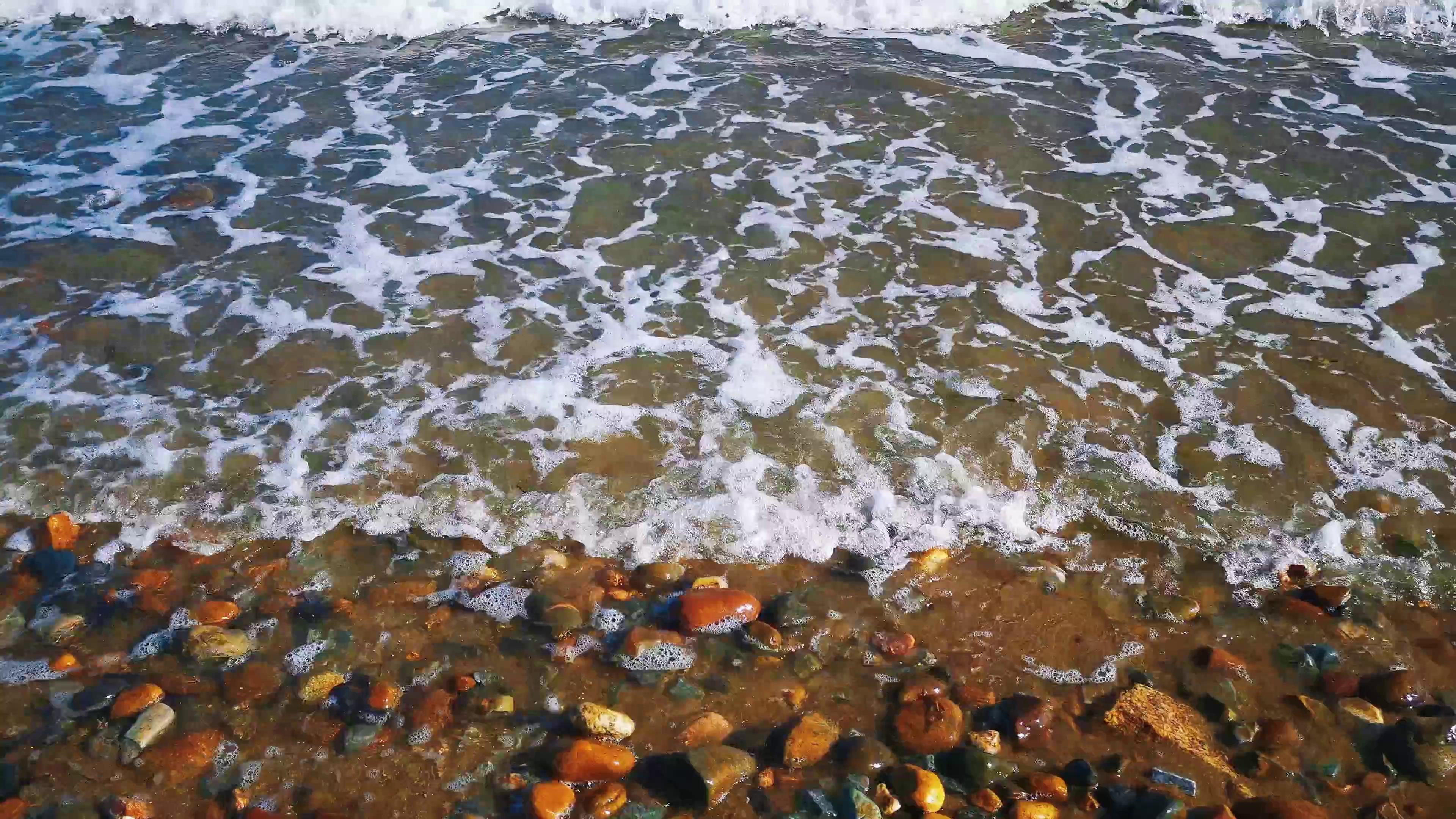 4K实拍海边沙滩鹅卵石自然风景海浪声视频的预览图