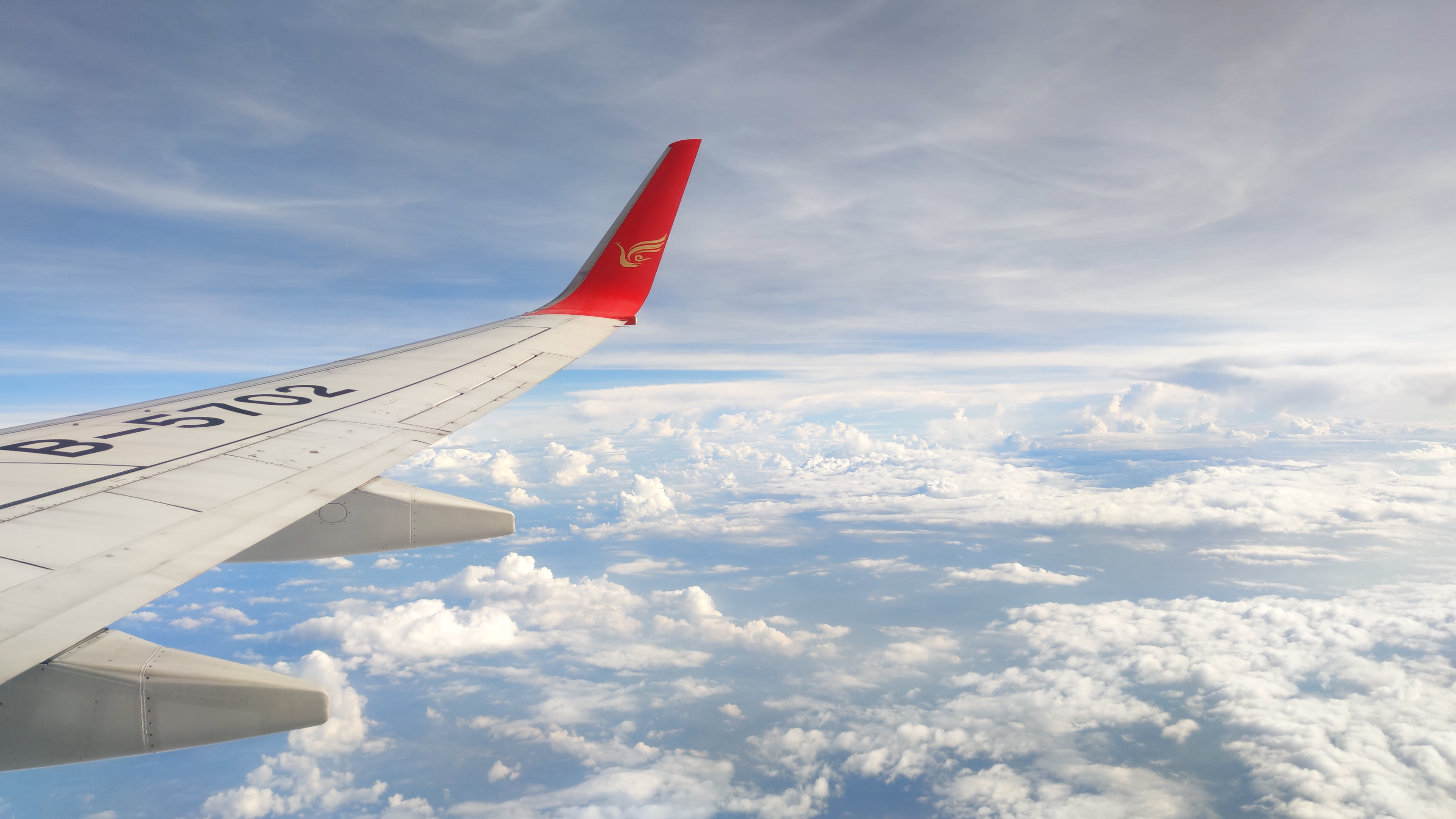 4K唯美飞行路途中客机飞机窗外风景云层蓝天美景视频的预览图
