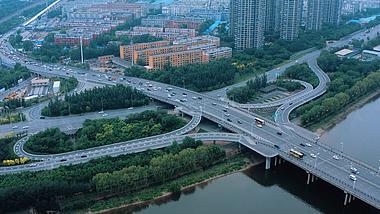 4k航拍沈阳胜利桥浑河北大堤路交通车流视频的预览图