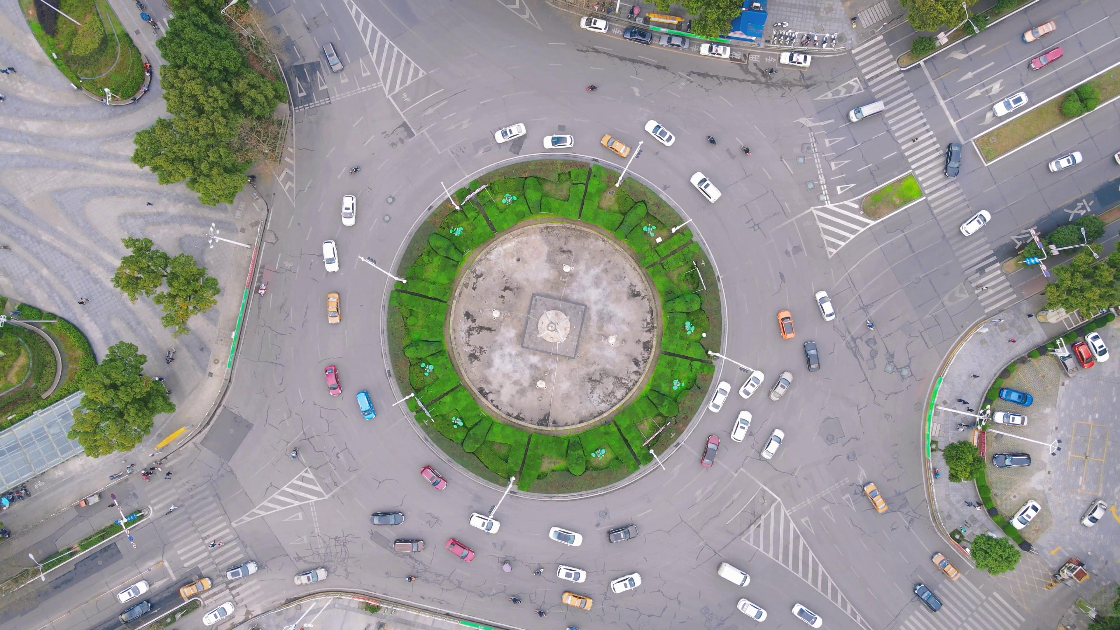 4K航拍城市圆形交通转盘交通视频视频的预览图
