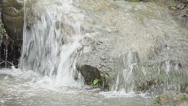 4k实拍山涧小溪水流流水空镜夏季夏日夏天风景自然风景意境视频的预览图