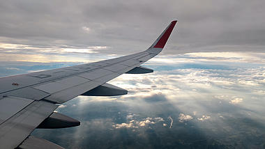 4K路途中客机飞机窗外风景云层耶稣光视频的预览图