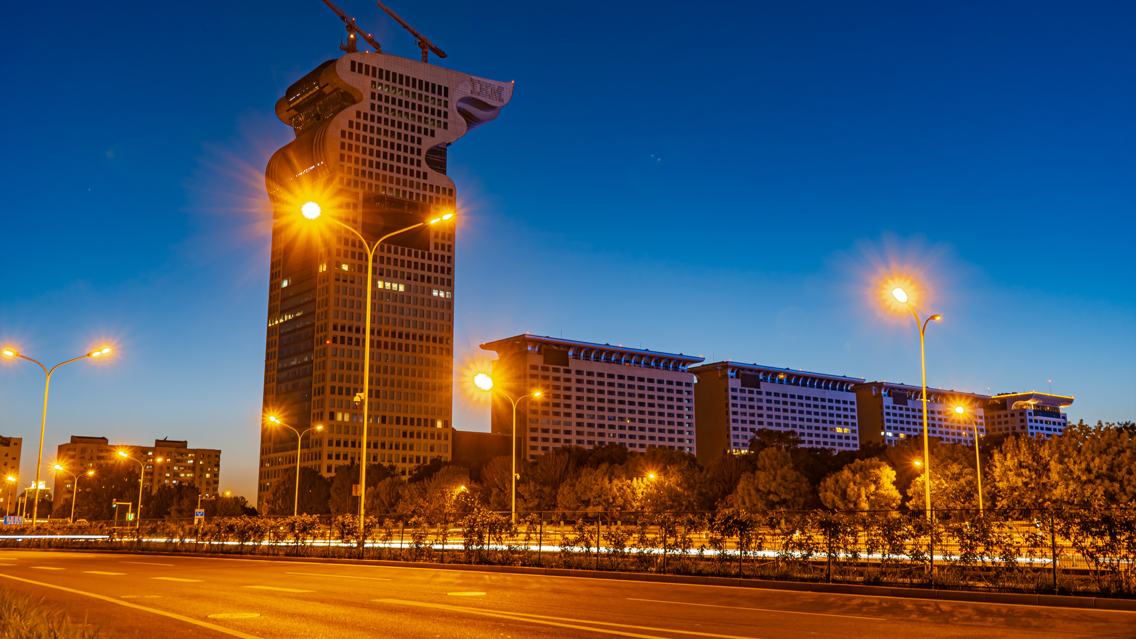 8K震撼延时中国七星级北京盘古酒店车流视频的预览图
