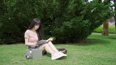 4K女大学生席地草坪看书阅读毕业毕业季毕业生美女女孩女生人物人像视频的预览图