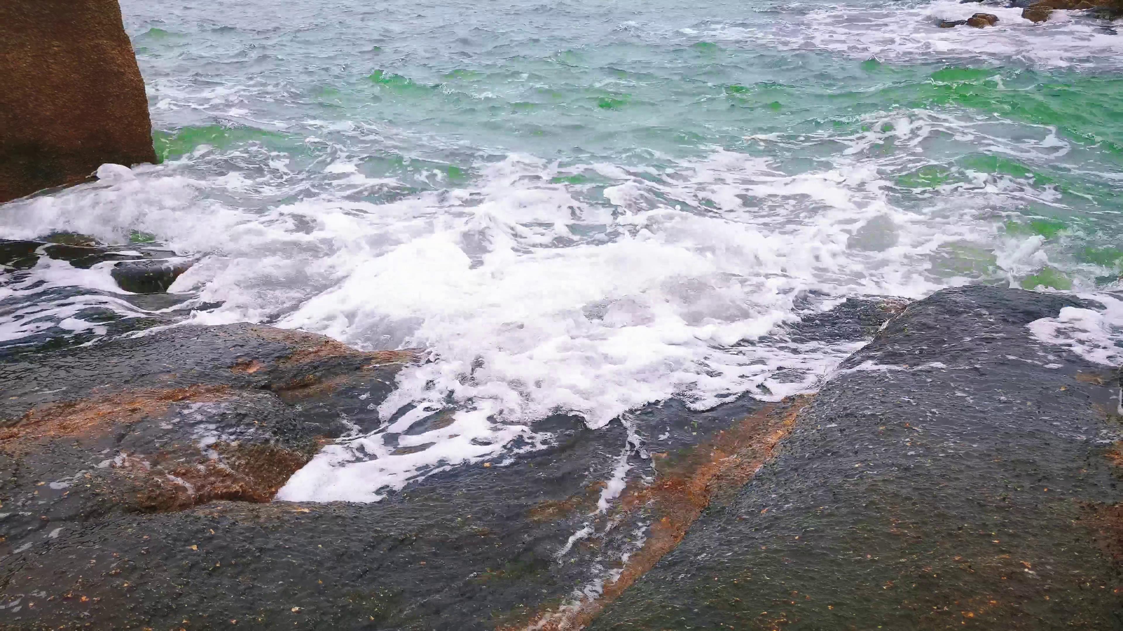 4K实拍海浪礁石自然风景视频海浪声视频的预览图