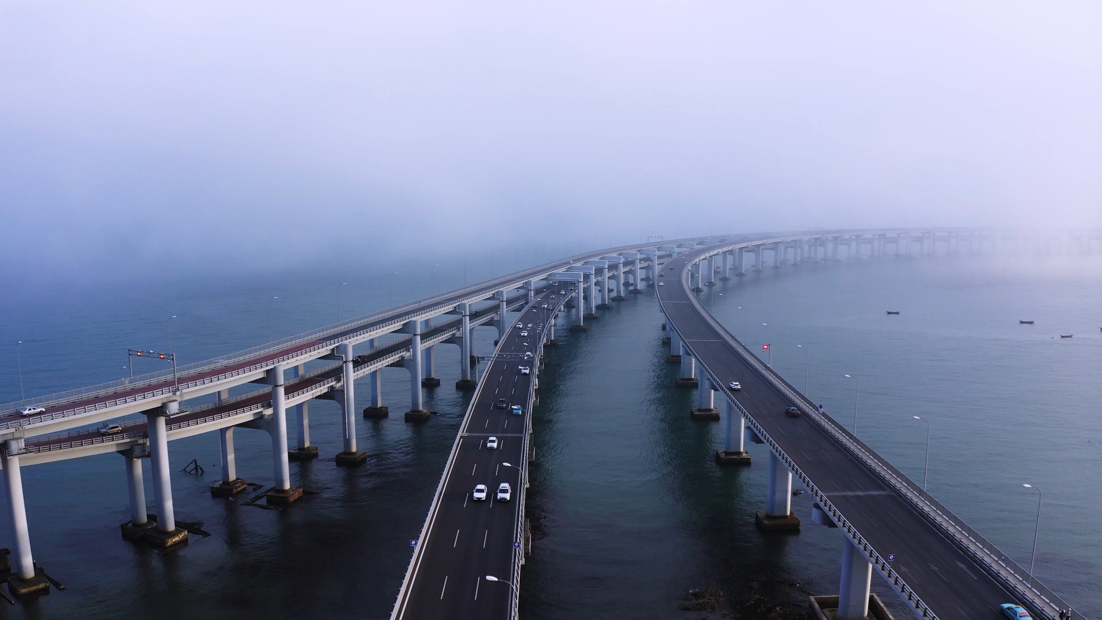 4k航拍大连星海湾跨海大桥雾气车流交通视频的预览图