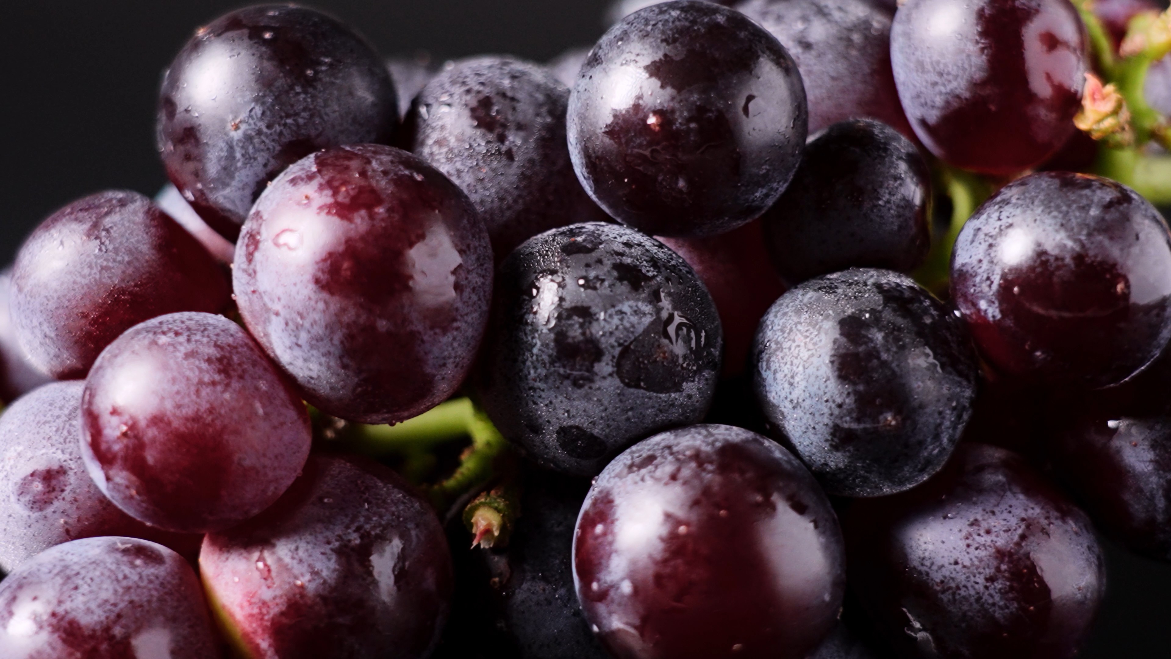 4k夏季水果葡萄新鲜水果生果紫葡萄摆拍视频的预览图