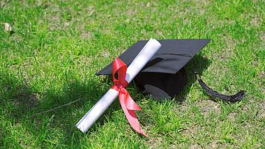 4k草坪上学士帽毕业证书空镜毕业毕业季视频的预览图