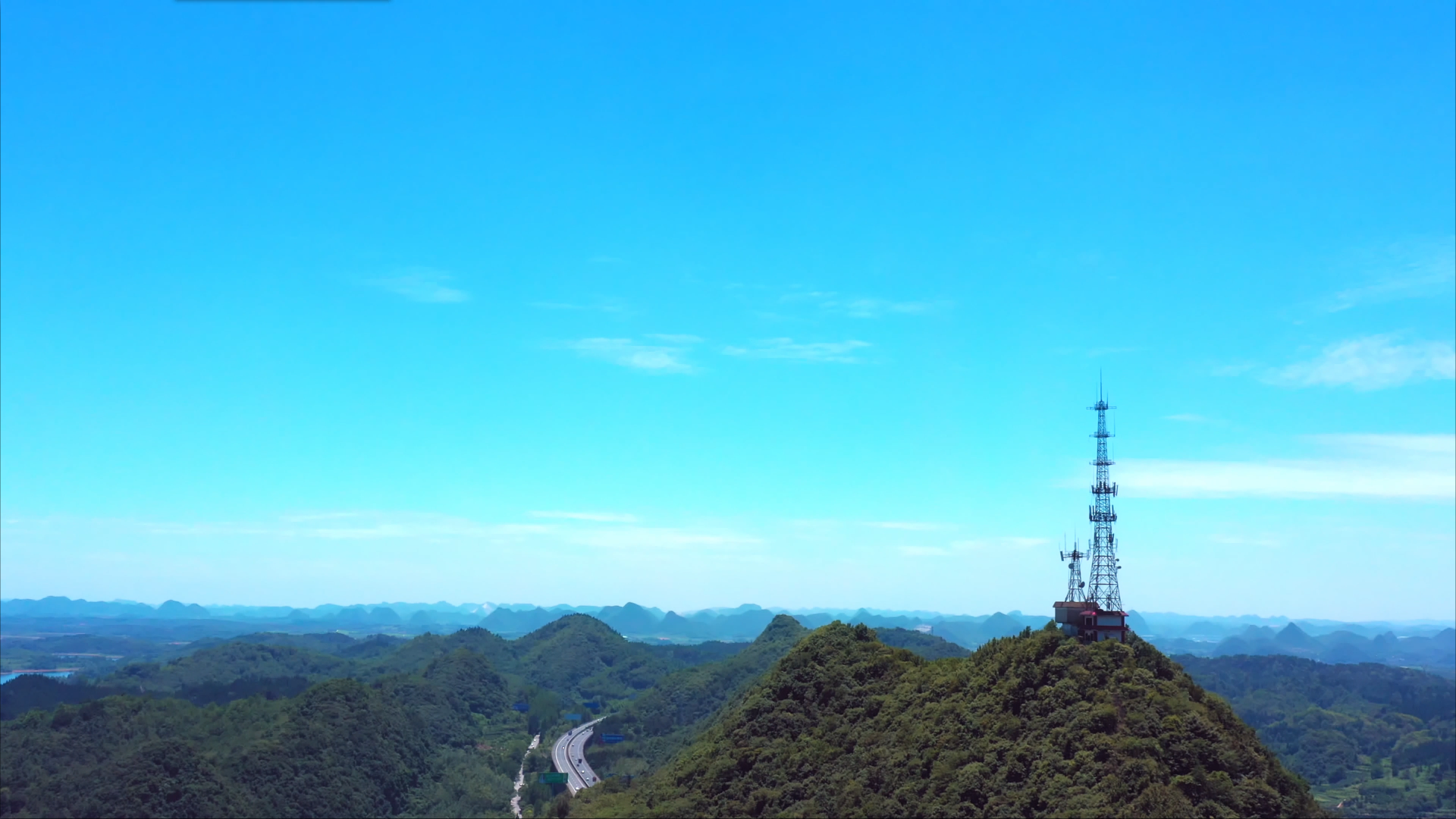 4K航拍清镇红枫湖风景电塔高塔视频的预览图