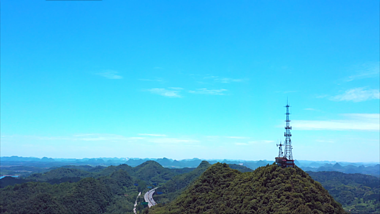 4K航拍清镇红枫湖风景电塔高塔视频的预览图