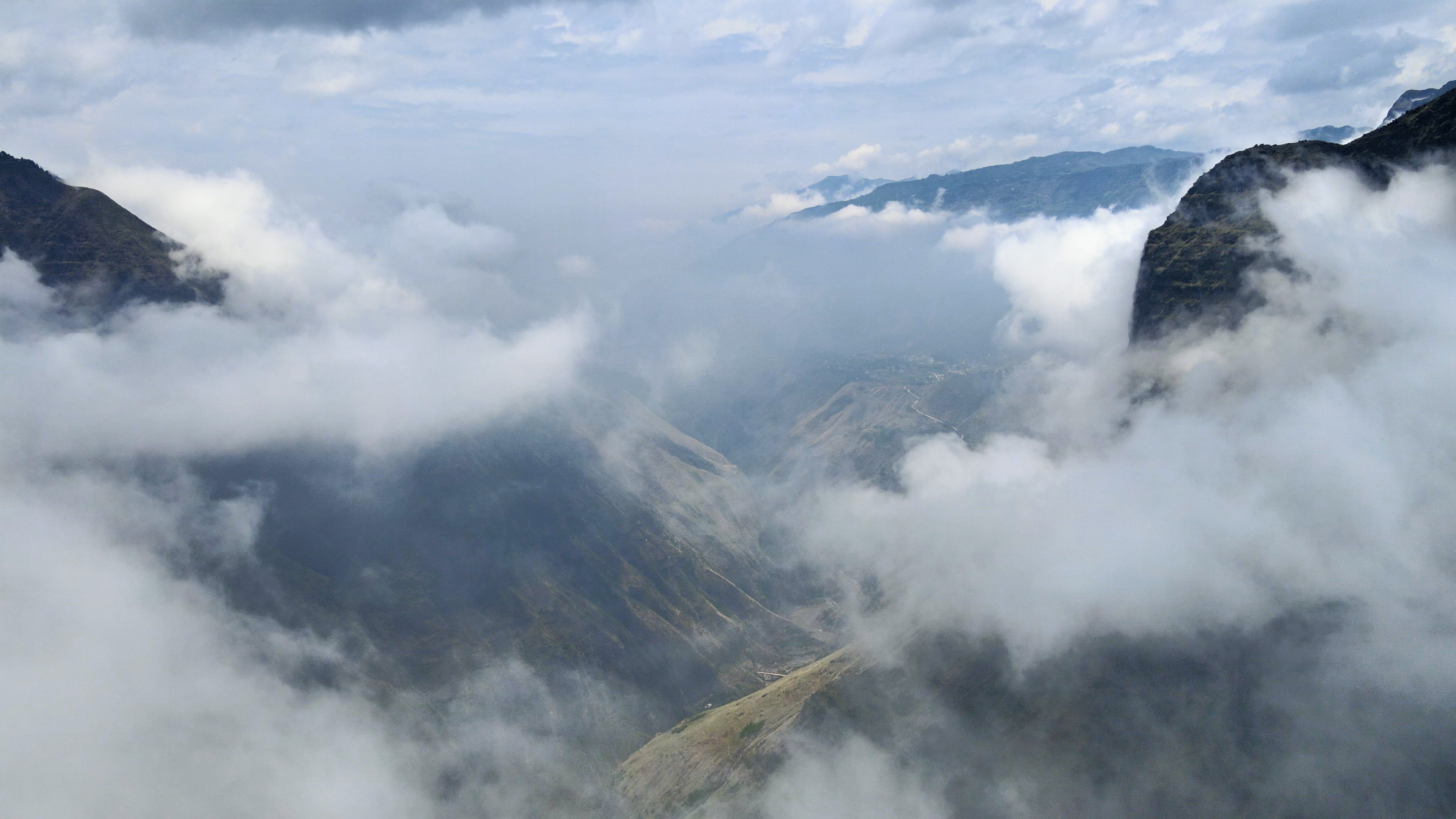 4K大气山间穿梭云层唯美祖国山川实拍视频的预览图