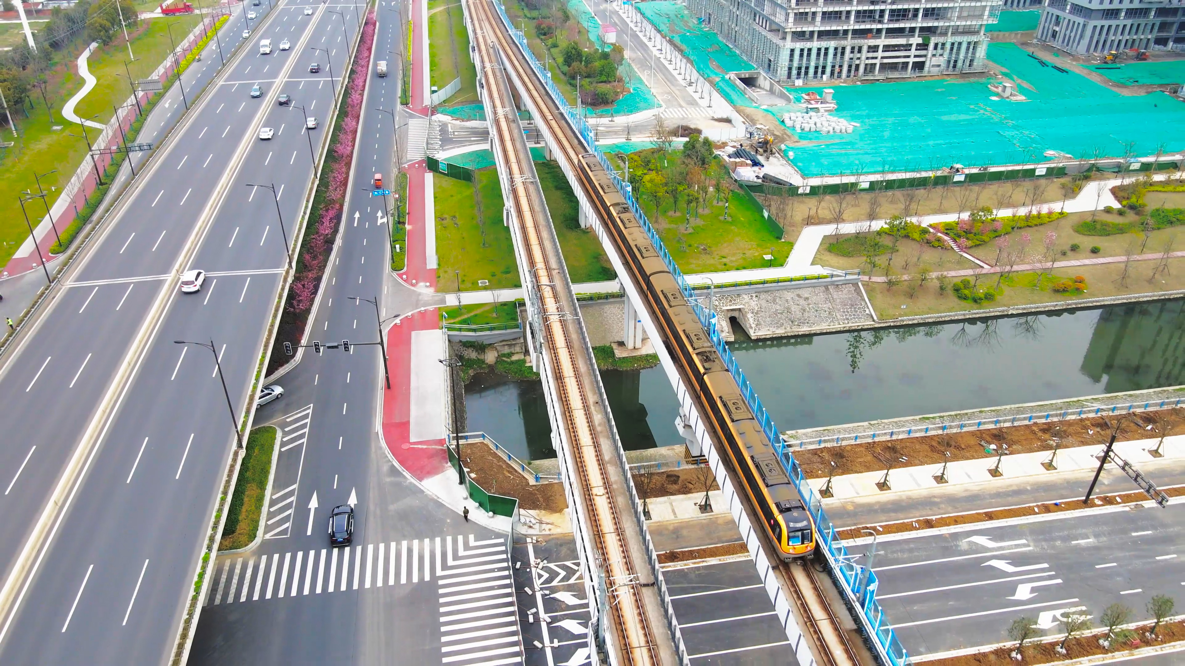 4K航拍城市交通工具地铁出站视频的预览图