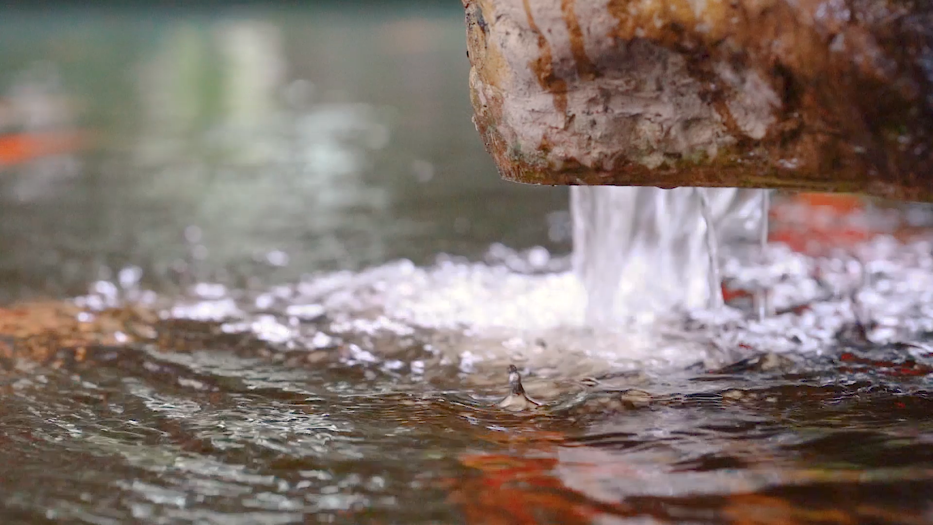 4k实拍唯美夏日水滴水流流水升格意境空境视频的预览图