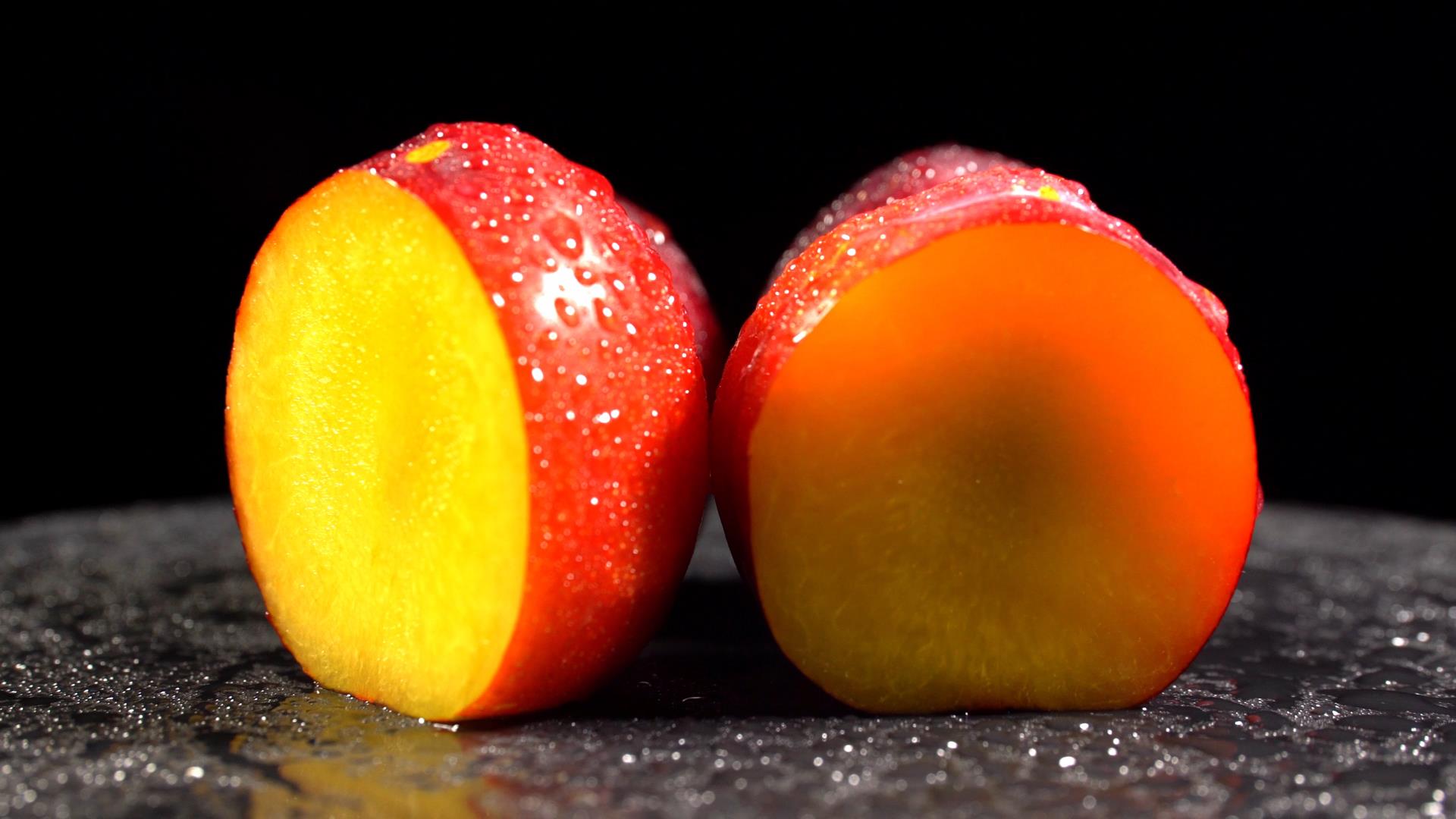 4k摆拍夏季水果浆果红李子水果果实视频的预览图