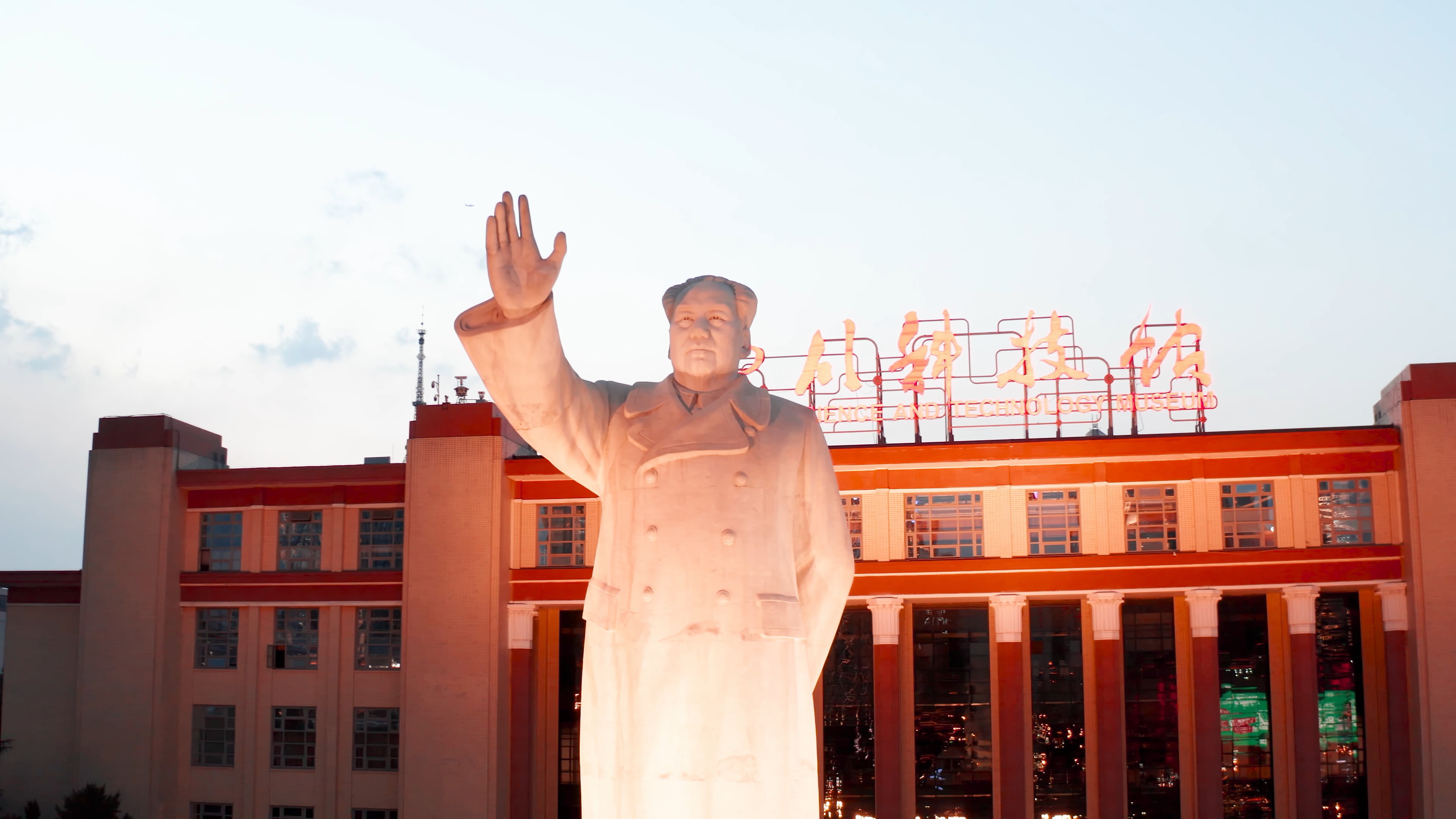 4K航拍成都天府广场地标建筑毛主席雕塑视频的预览图