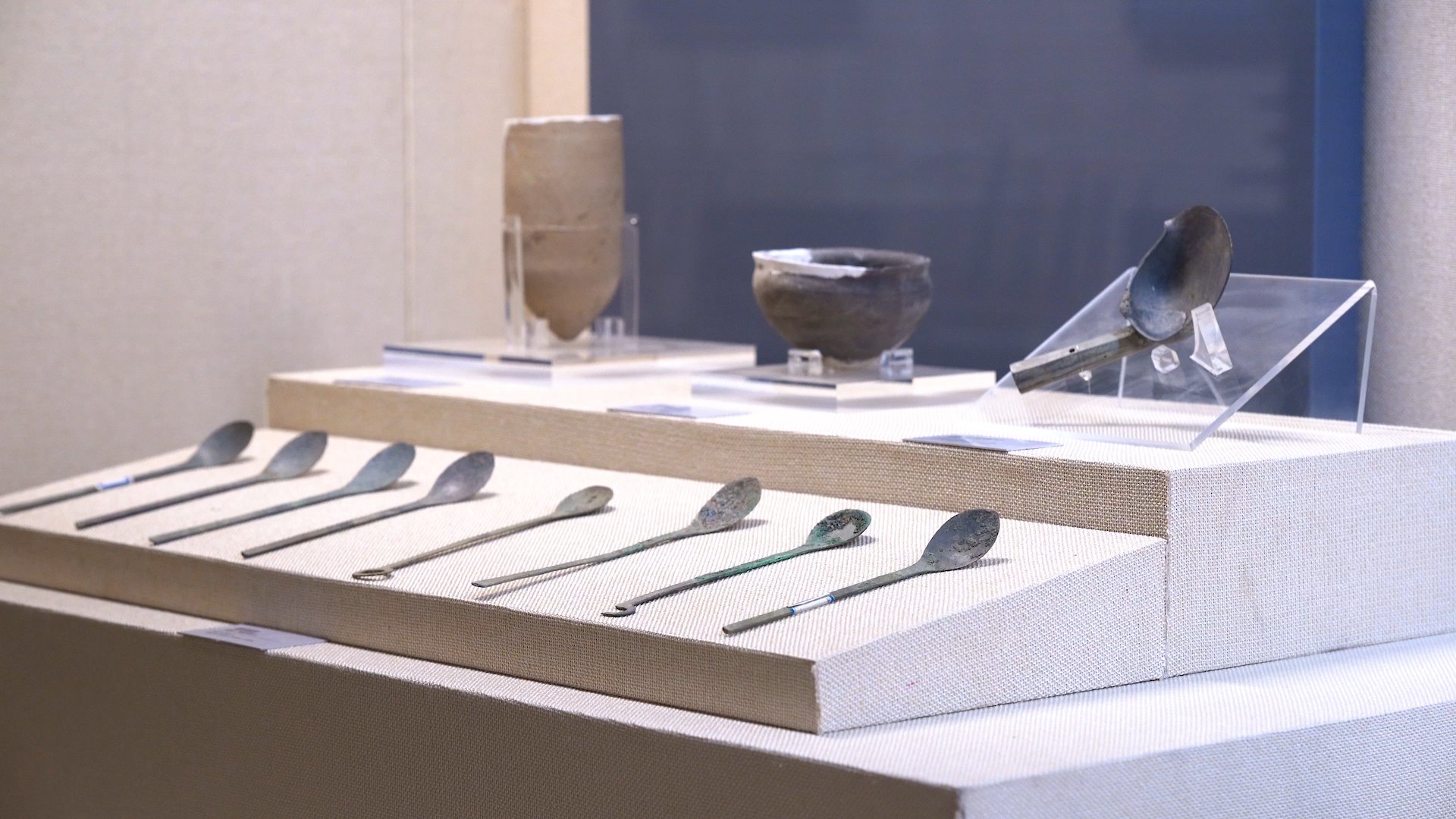 4k实拍博物馆文物青铜勺视频的预览图