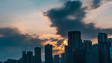 8K城市建筑群天空云彩延时视频的预览图
