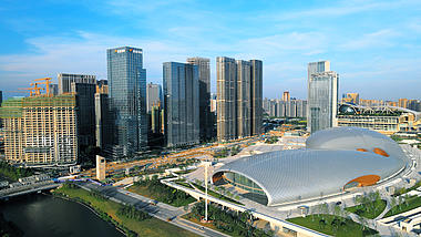 4K大气航拍蓝天下的杭州城市奥体游泳馆视频的预览图