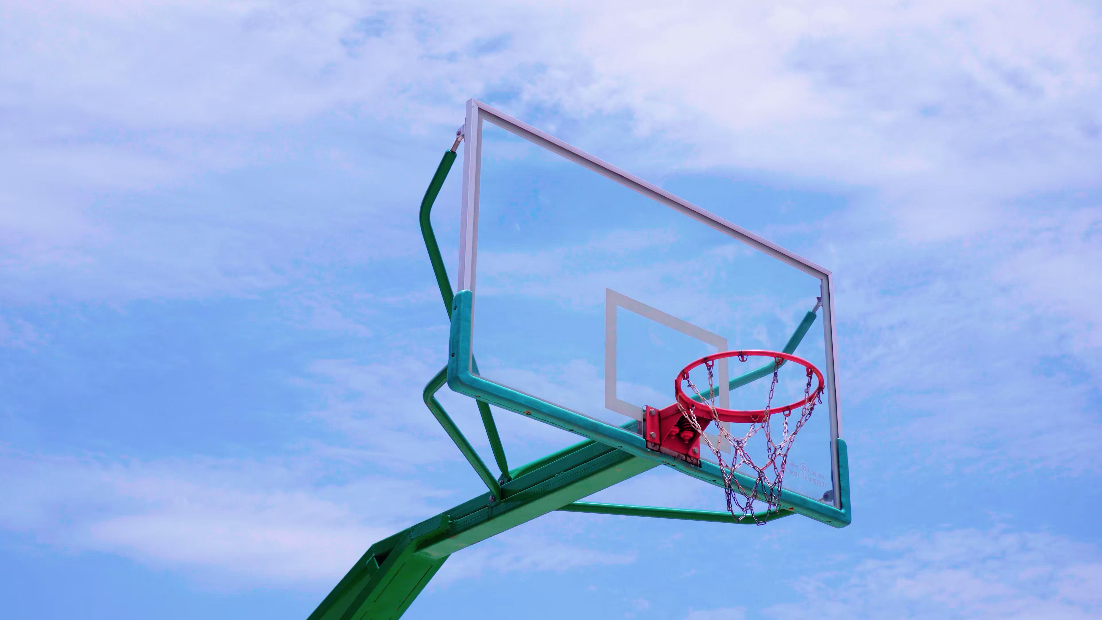 4K实拍蓝天下的篮球板篮球框视频的预览图