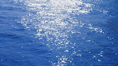 1080p唯美蓝色大海海水波光粼粼空镜写意视频的预览图