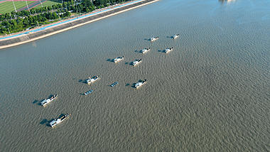 4K震撼航拍杭州钱塘江成群的船队游行视频的预览图