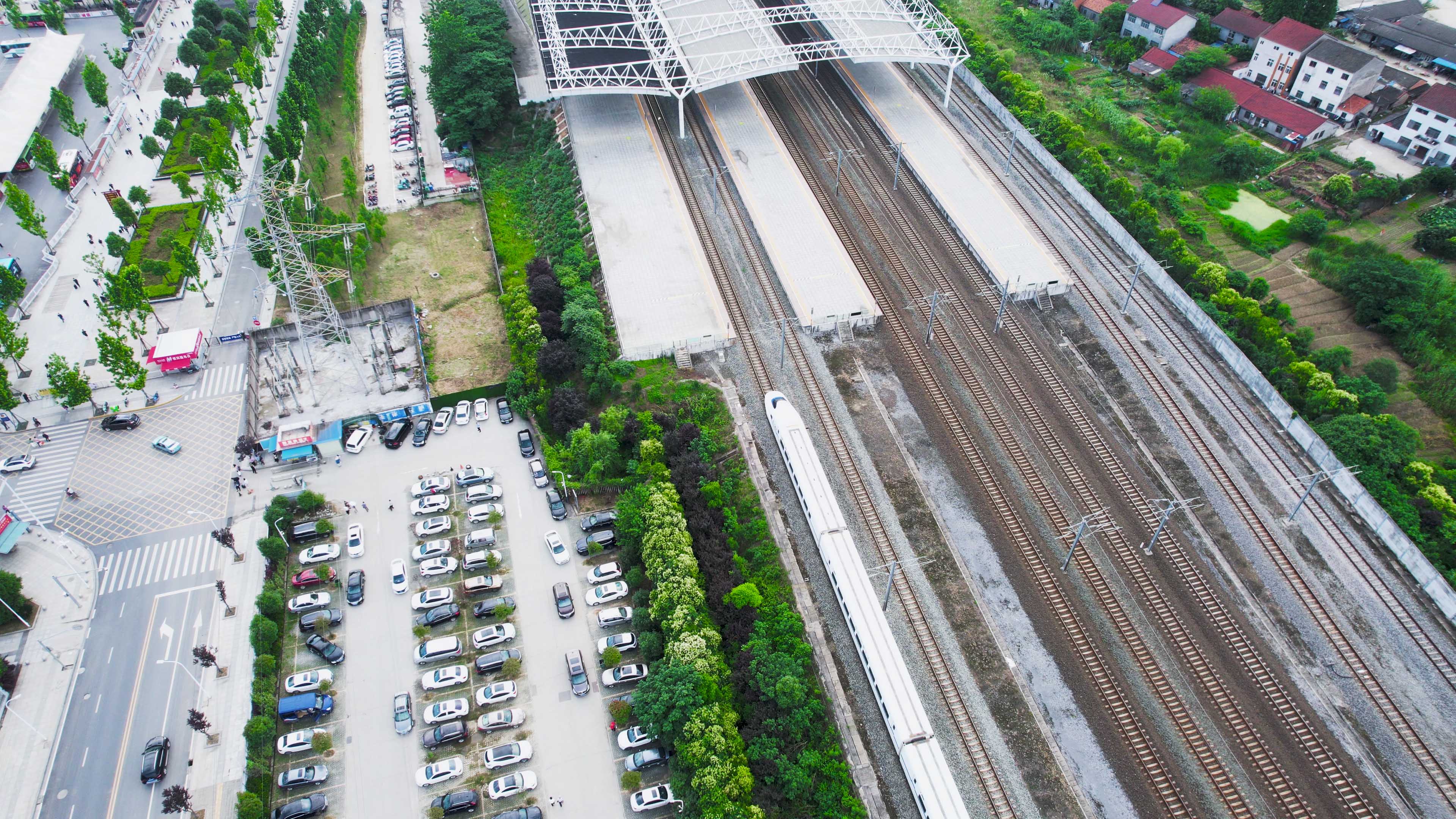 4K航拍高铁动车火车进站视频视频的预览图
